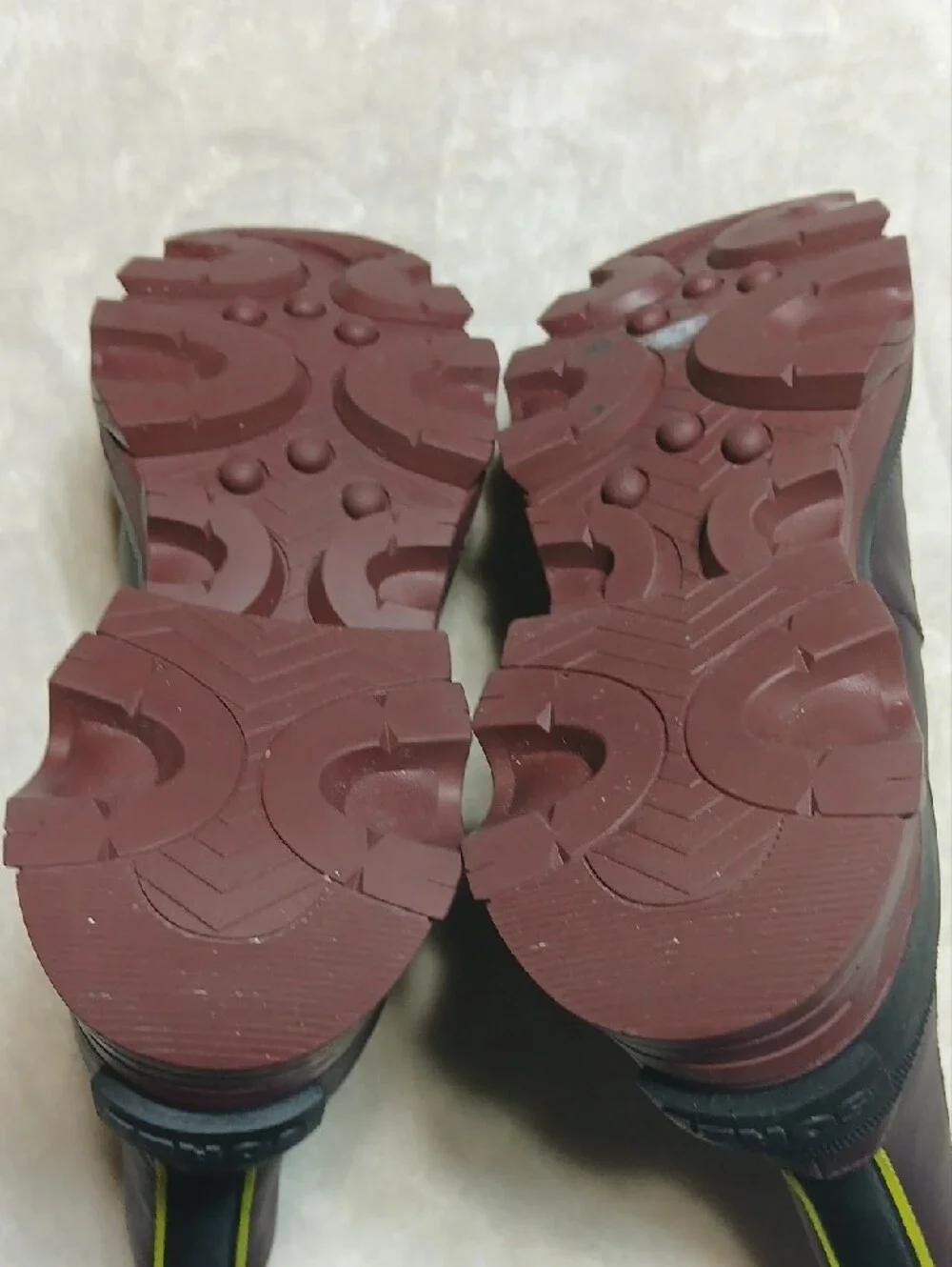 Sorel Brex Chelsea Boot in Plum with Neon Yellow Pull Size 9